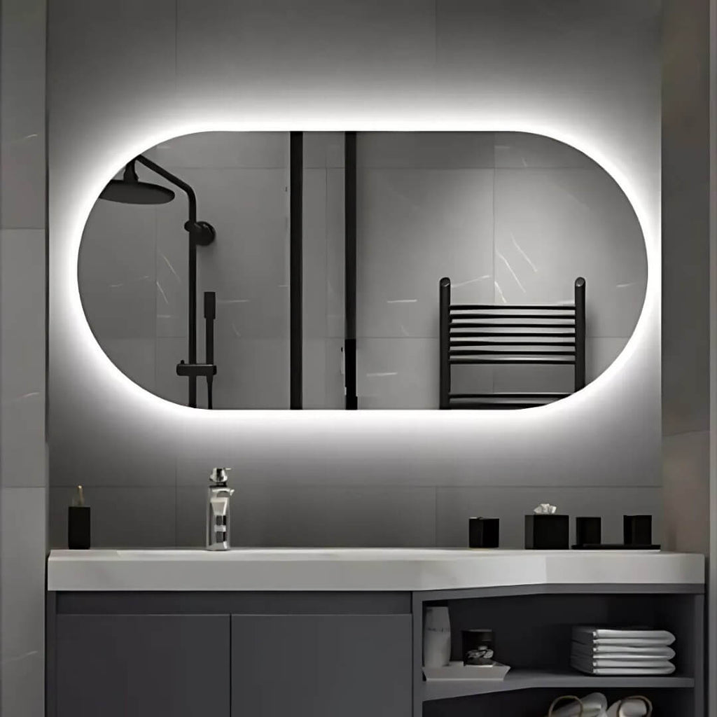 Espelho de parede oval iluminado com LED frio, ambiente sofisticado e clean

