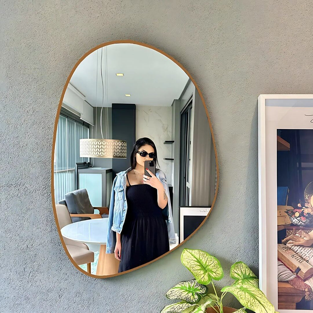 Espelho decorativo instagramável em sala com cadeira de vime

