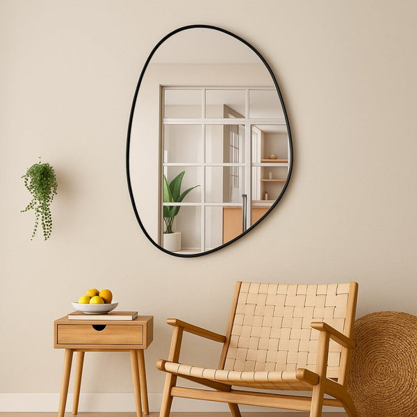 Espelho decorativo orgânico com moldura preta em ambiente moderno

