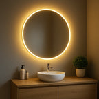 Espelho redondo com LED branco em banheiro moderno, parede cinza ao fundo

