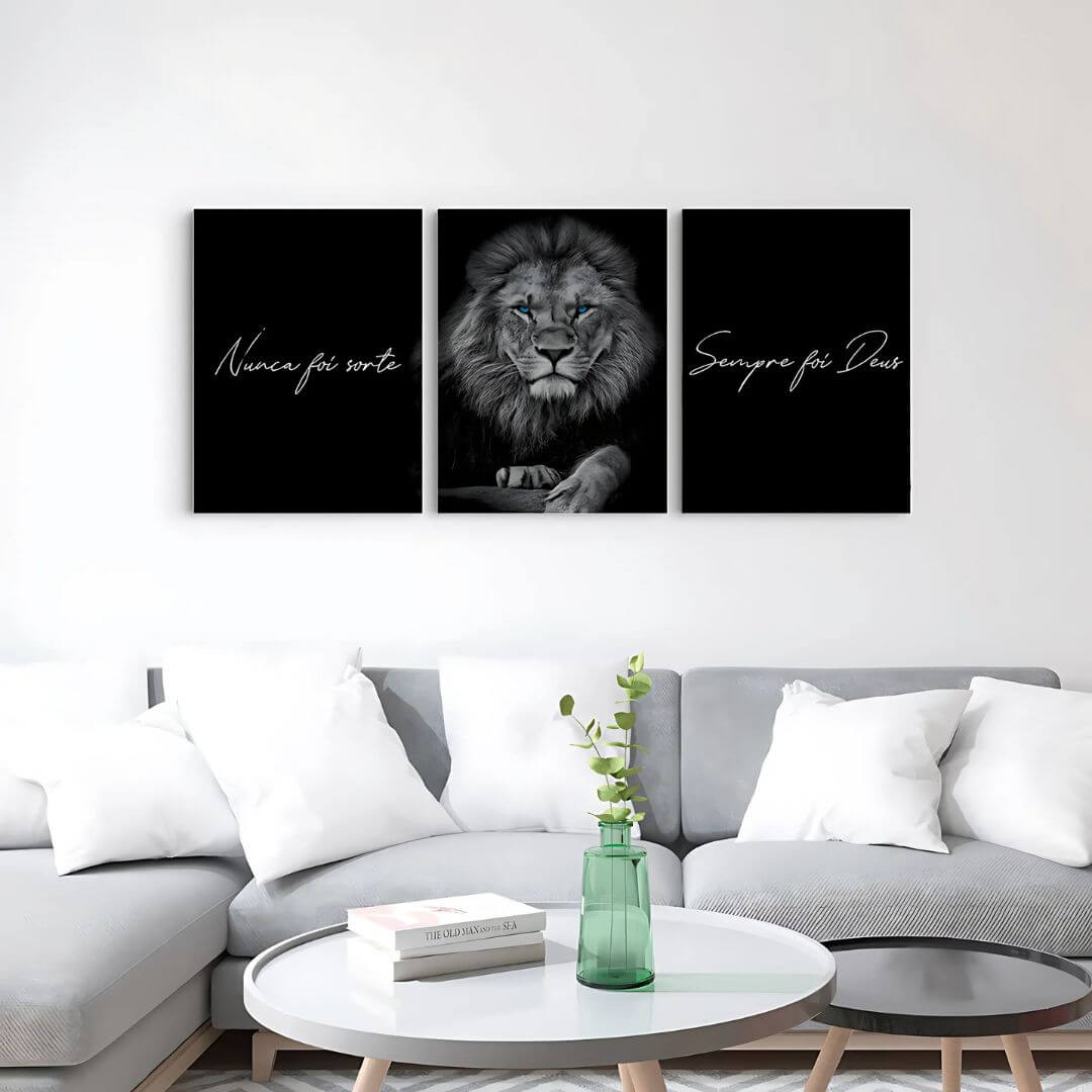 Kit de quadros leão preto e branco com olhos azuis e frase cristã

