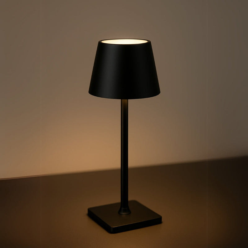 Luminária de mesa moderna com luz ajustável e design elegante

