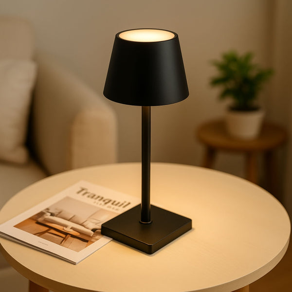 Luminária touch preta decorando ambiente moderno de escritório

