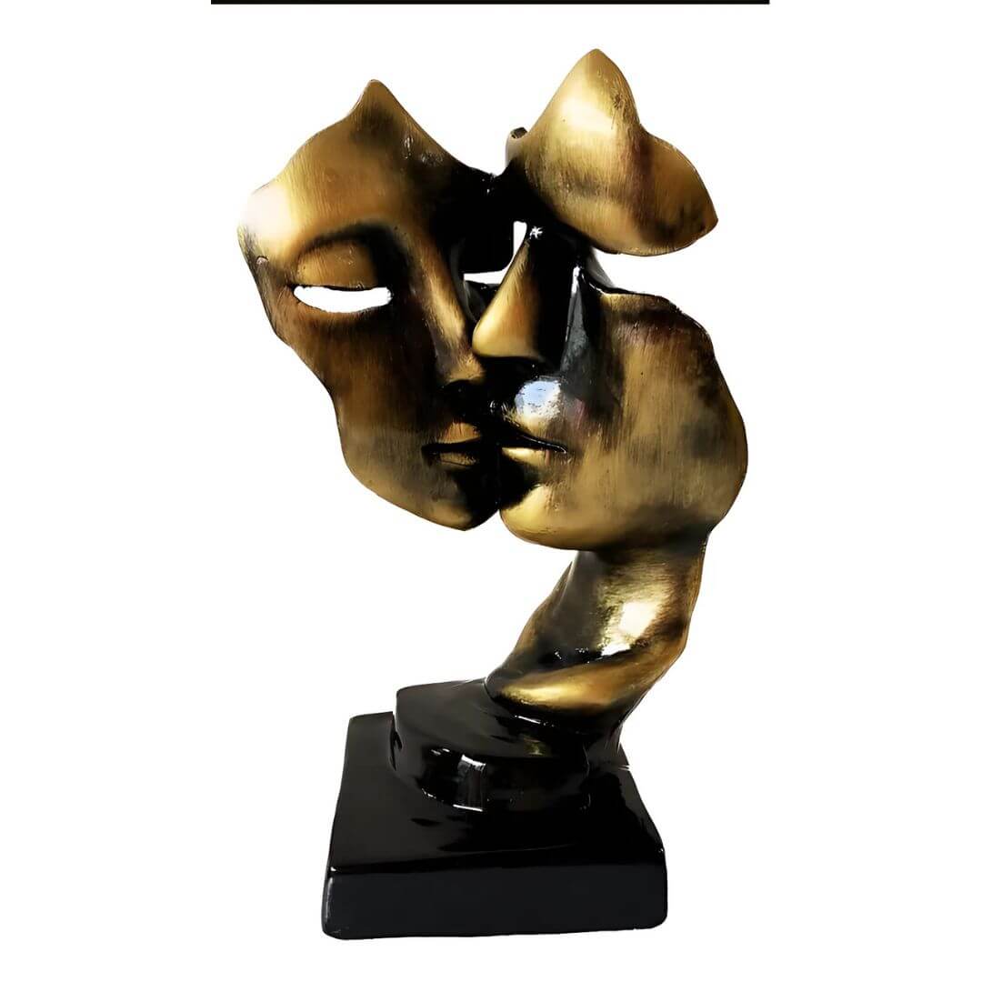 Objeto decorativo artesanal dourado e preto em ambiente moderno

