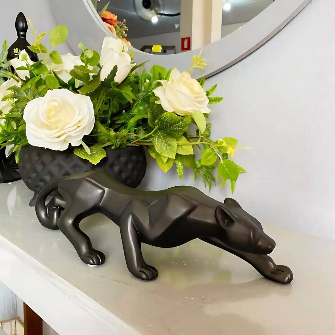 Pantera preta escultura artesanal com acabamento fosco na decoração da sala

