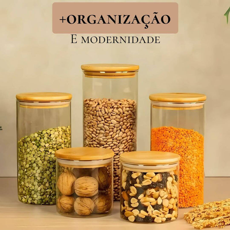 Potes herméticos de vidro organizando grãos e especiarias