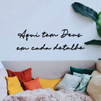 Quadro decorativo preto com frase Aqui tem Deus em Cada Detalhe