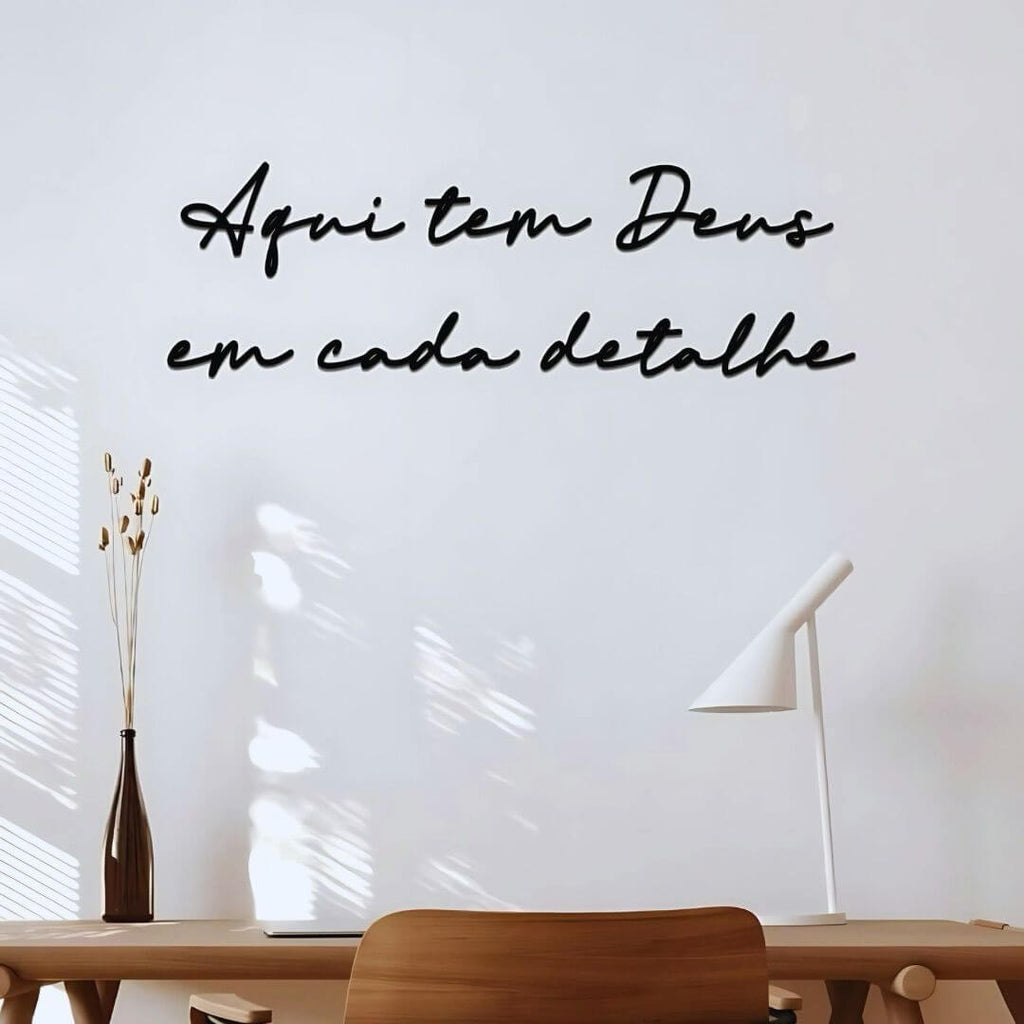 Quadro sendo instalado com fita dupla face na parede