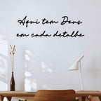 Quadro sendo instalado com fita dupla face na parede