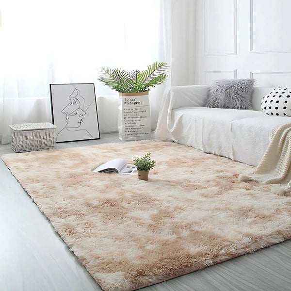 Tapete felpudo bege em sala clara com sofá branco e decoração minimalista

